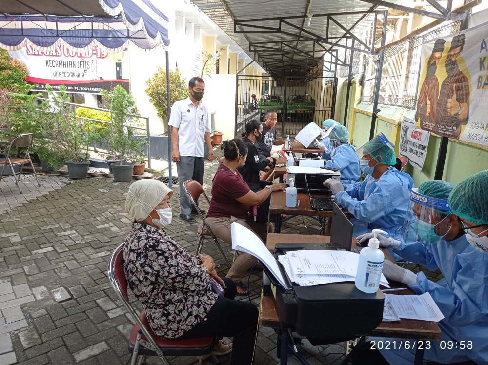 Pagi ini sebanyak 600 Warga Kelurahan Cokrodiningratan Disuntik Vaksin Covid-19 di Kemantren Jetis