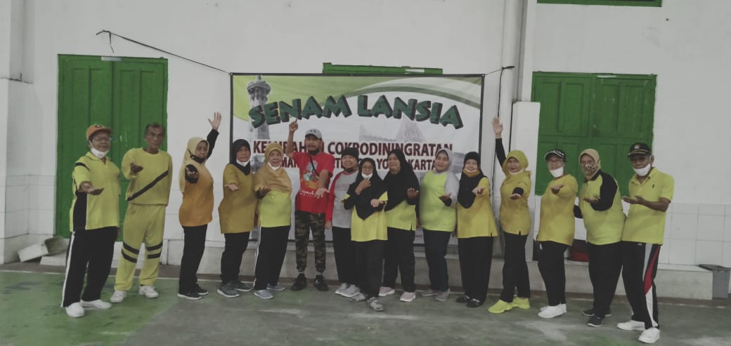 Senam Lansia bagi warga Kelurahan Cokrodiningratan