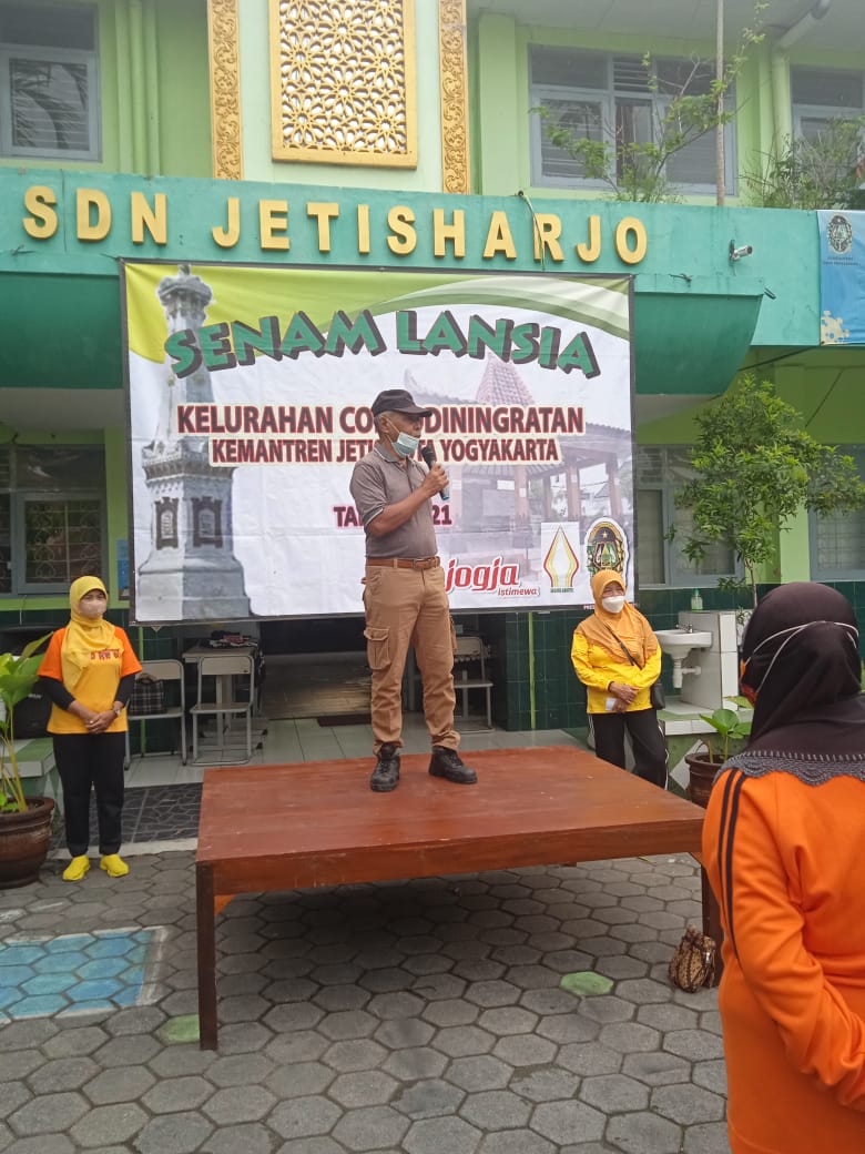 Senam bagi Lansia Kelurahan Cokrodiningratan