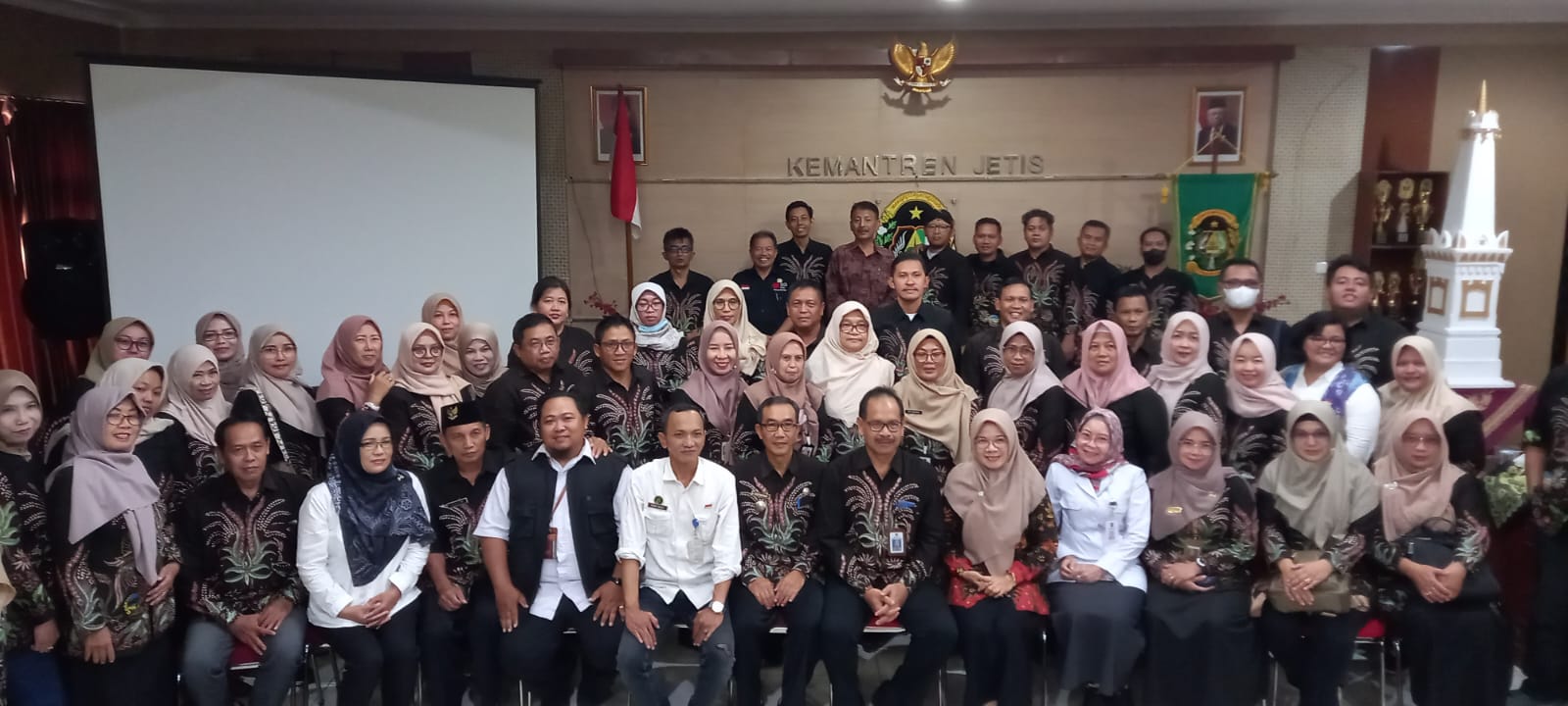 Studi Komparatif Kecamatan Purwokerto Barat Kabupaten Banyumas di Kelurahan Cokrodiningratan Kemantren Jetis