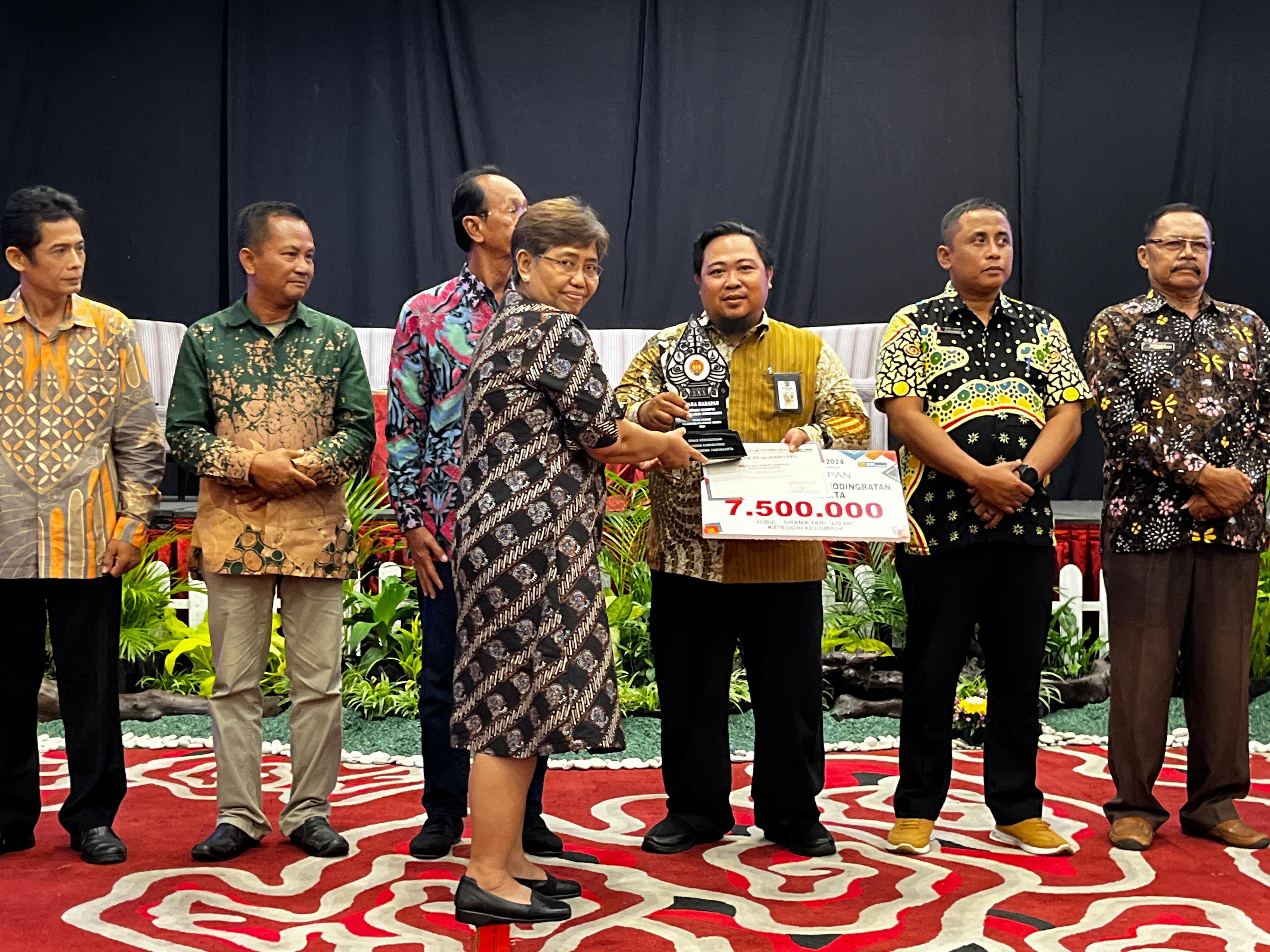 COKRO JUARA! Kelurahan Budaya Cokrodiningratan Raih Penghargaan Gelar Potensi Kelurahan Budaya 2024